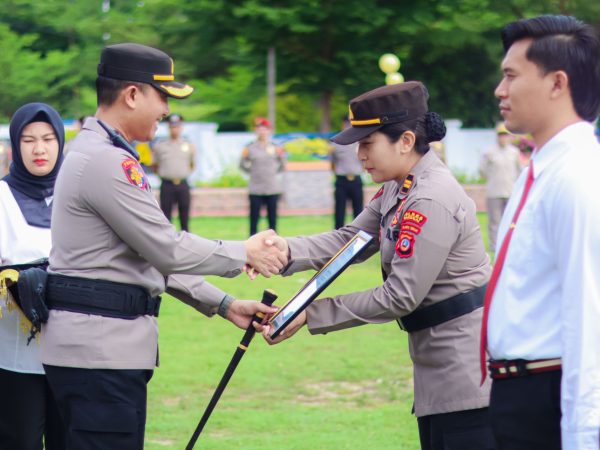 Kapolres Banggai Beri Penghargaan Kepada 10 Personel Berprestasi