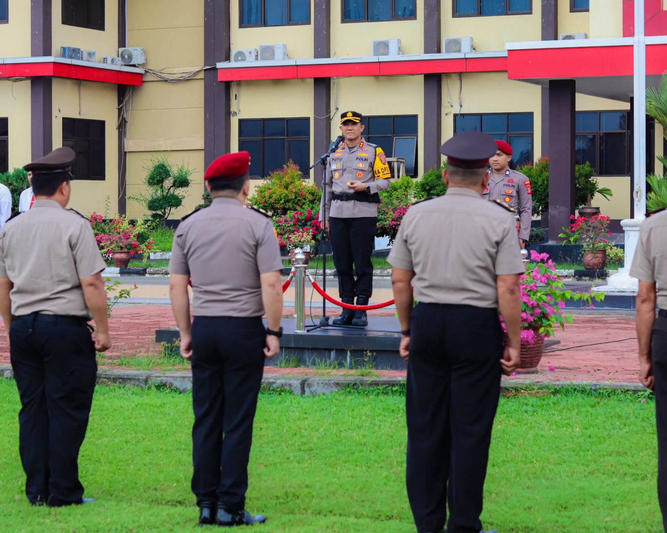 Kapolres Banggai Pimpin Upacara Kenaikan Pangkat 45 Personel Polres Banggai