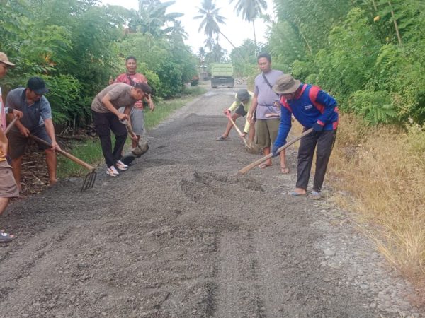 Kasubsektor Tolbar, Bersama Pemdes Mantawa, dan Warga Bersatu Perbaiki Jalan Berlubang di Dusun III Mantawa