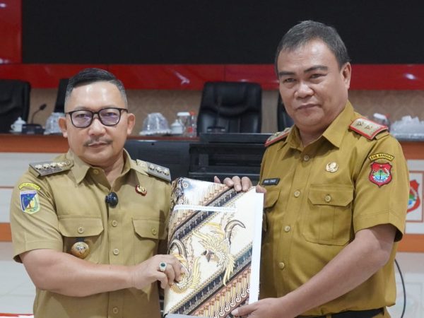 Bupati Banggai Pimpin Rapat Kerja Awal Tahun 2025, Serahkan DPA-SKPD dan SK Pj. Sekda