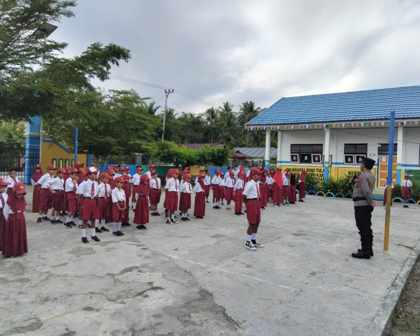 Polsek Nuhon Tekankan Kedisiplinan Saat Jadi Pembina Upacara di SDN Balaang