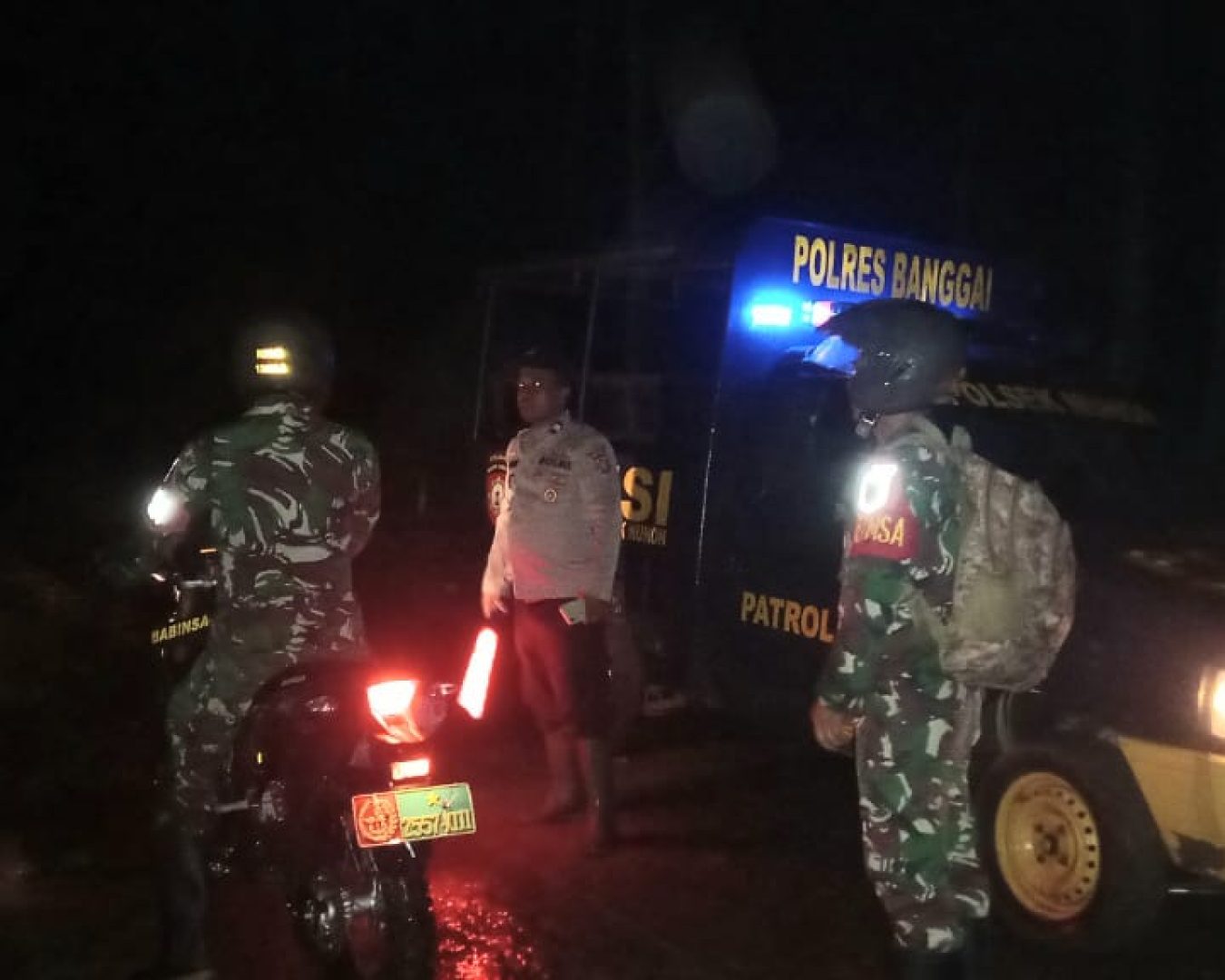Polsek Nuhon Atur Lalu Lintas di Lokasi Banjir Jalan Trans Sulawesi