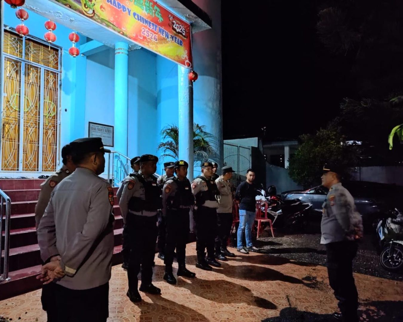 Personel Polres Banggai Amankan Ibadah Tahun Baru Imlek 2025 di Luwuk