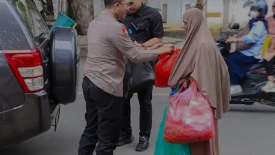 Jumat Berkah: Kapolres Banggai Bagikan Sembako kepada Warga yang Membutuhkan