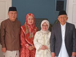 Sekda Banggai Moh Ramli Tongko Bersama Istri Bersilaturahmi ke Kediaman Wakil Bupati Usai Salat Id