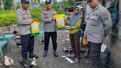 Bulan Ramadan Penuh Berkah : Satbinmas Polres Banggai Bagikan Sarana Kontak ke Warga