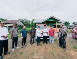 Dukung Layanan Kesehatan, Bupati Amirudin Serahkan Ambulance ke Desa Sinorang
