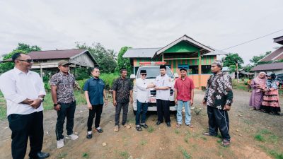 Dukung Layanan Kesehatan, Bupati Amirudin Serahkan Ambulance ke Desa Sinorang
