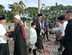 PJ. Bupati Parigi Moutong, Sholat Idul Fitri Bersama Masyarakat Di Halaman Kantor Bupati