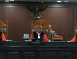 Depan Majelis Hakim Saldi Isra Tim Hukum Paslon 01 Bongkar Bukti Kecurangan Paslon 03 Serahkan Tiga Alat Bukti Tambahan.