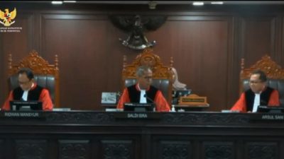 Depan Majelis Hakim Saldi Isra Tim Hukum Paslon 01 Bongkar Bukti Kecurangan Paslon 03 Serahkan Tiga Alat Bukti Tambahan.