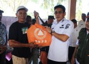 Pemkab Parigi Moutong Serahkan Bantuan Logistik BNPB kepada Warga Terdampak Kebakaran Hutan dan Lahan di Parigi Utara