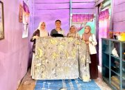 Ketua Dekranasda Parimo Tinjau Ecoprint Lesthary, Dorong Pengembangan Kerajinan Lokal